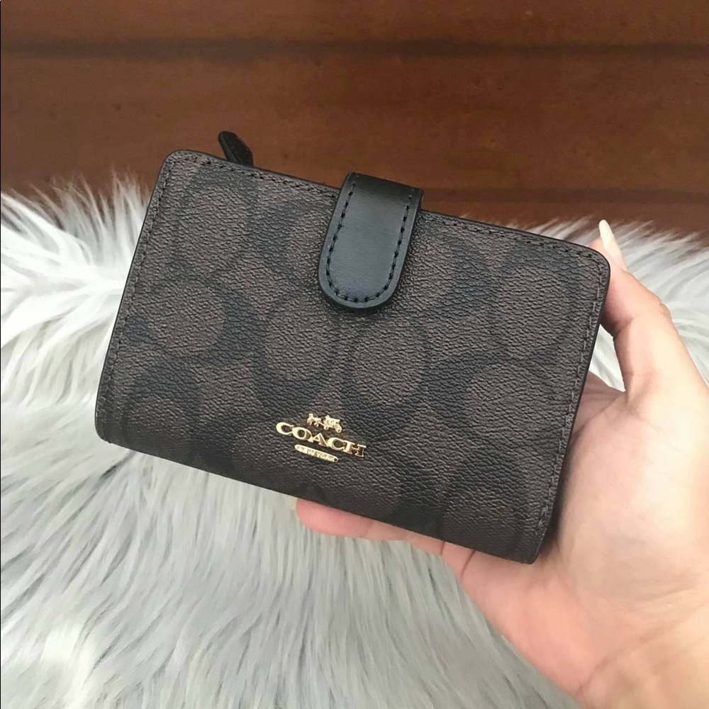 🌻Coach Signature Medium Wallet NWT.